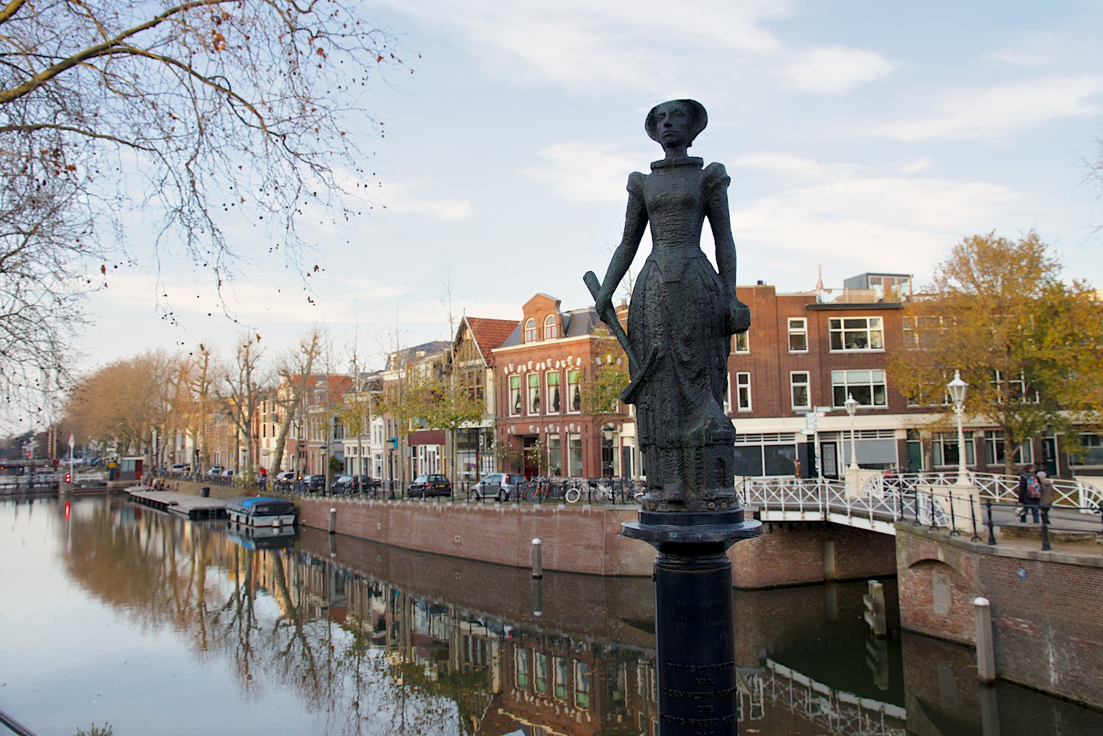 Standbeeld Trijn van Leemput aan de Oudegracht in Utrecht