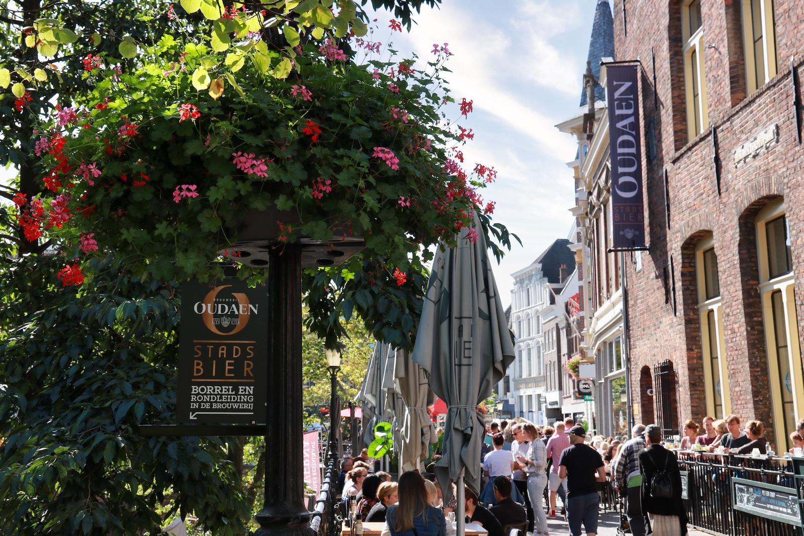 Terras van Stadskasteel Oudaen aan de Oudegracht in Utrecht