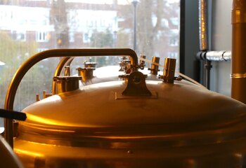 The shiny copper brew kettles at Poesiat & Kater