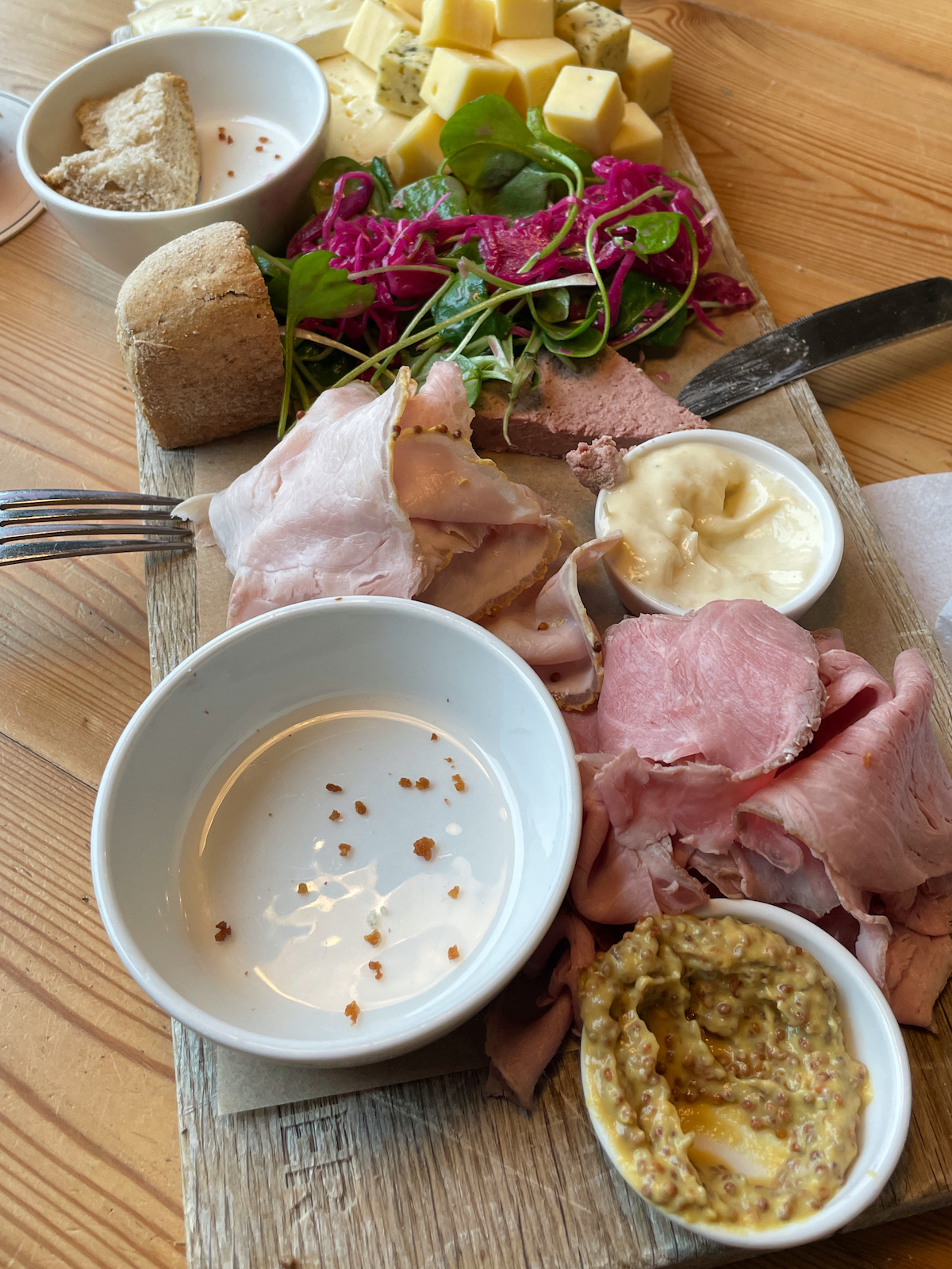 Borrelplank met lokale hapjes bij Gulpener Brouwlokaal