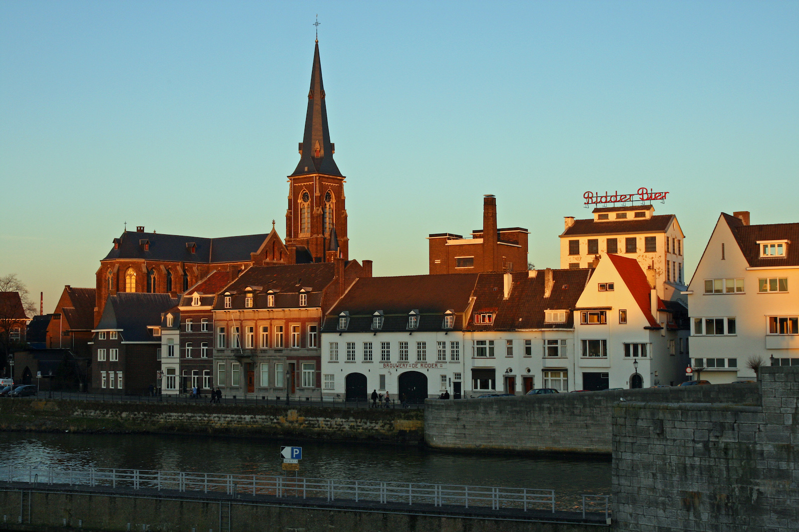 De voormalige Brouwerij De Ridder in Maastricht aan de oever van de Maas