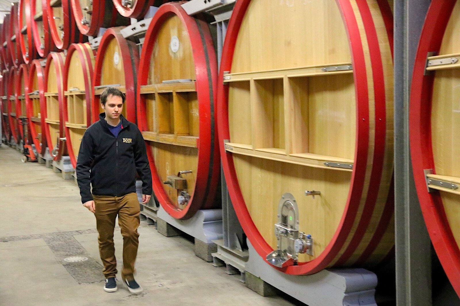 Karel Boon wandelt door één van de hallen met foeders bij Brouwerij Boon