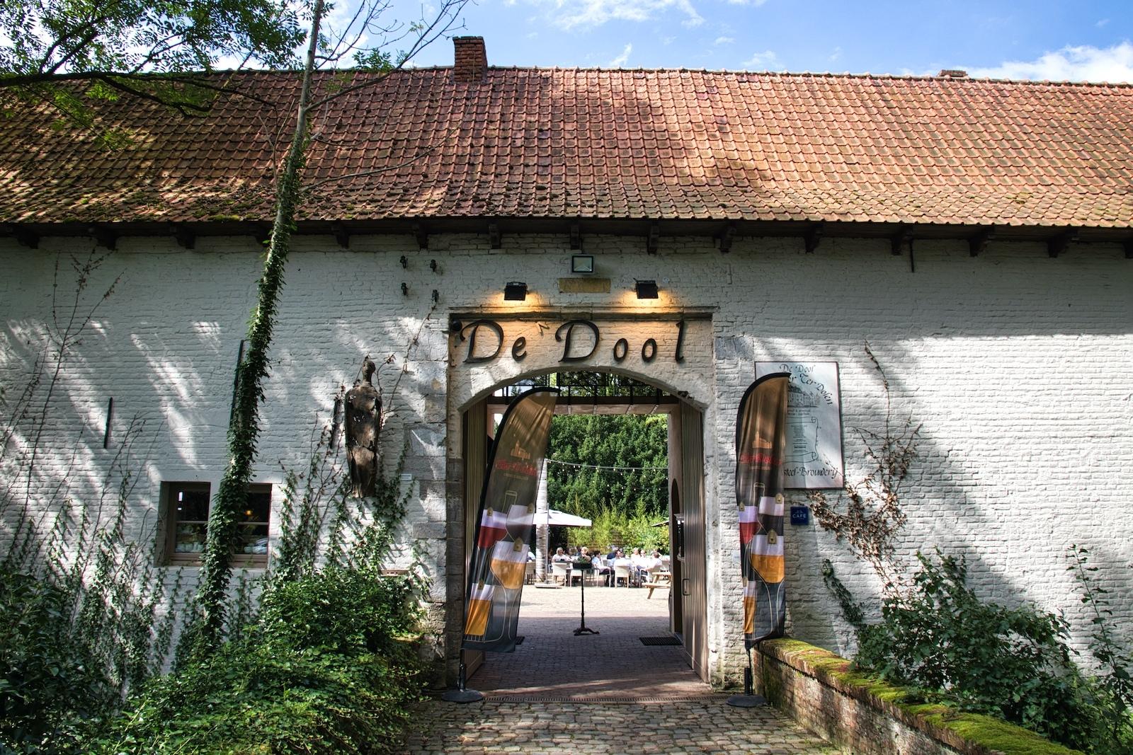 Entrée binnenplaats De Dool,  Kasteelbrouwerij Ter Dolen