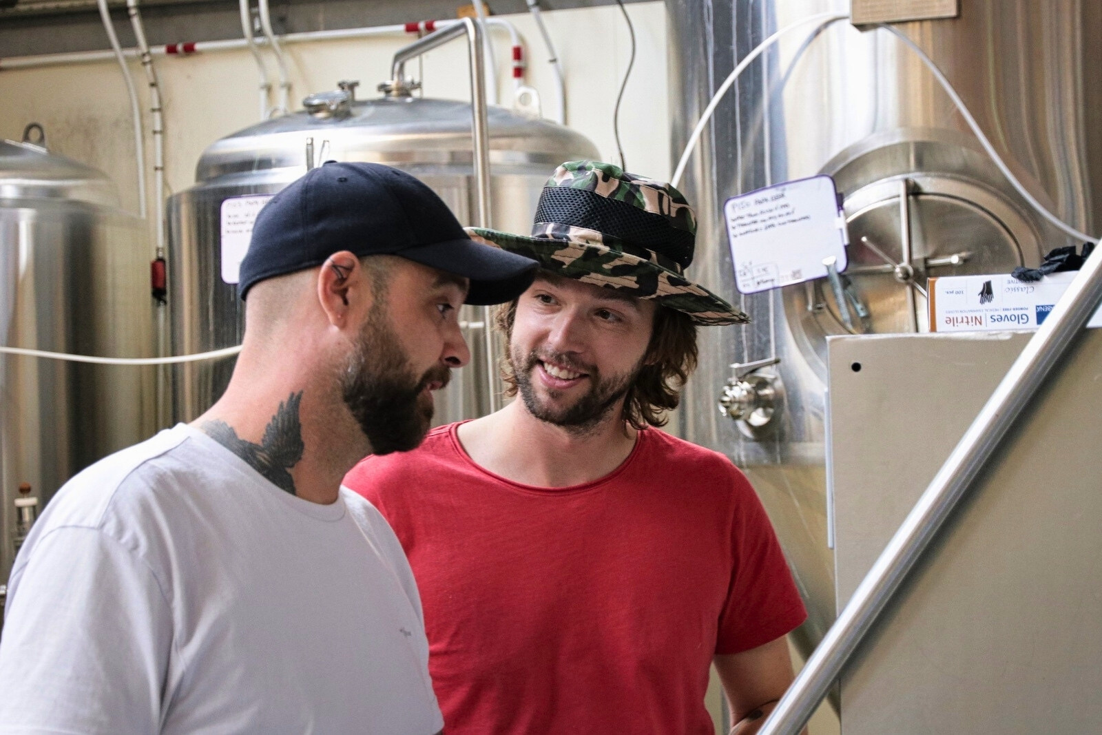 Kevin Hageman, oprichter van Brouwerij Eleven (rechts) met brouwer Chris.