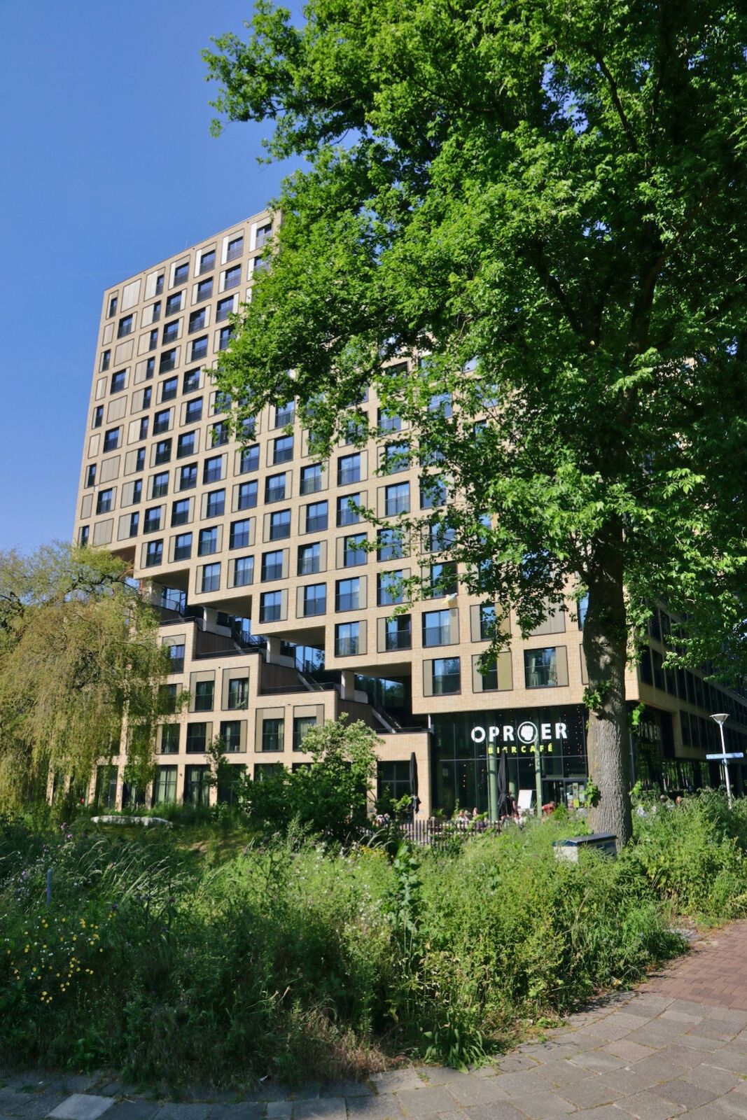 Oproer Biercafé zit op de begane grond van een appartementencomplex in Utrecht Overvecht