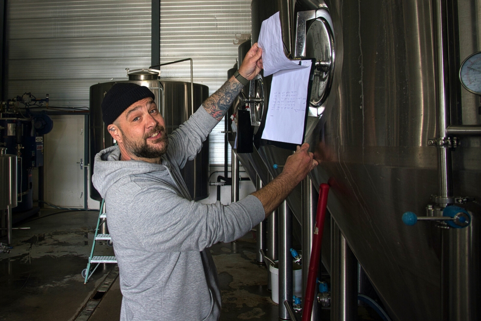 Hoofdbrouwer Chris in de productiebrouwerij van Oproer