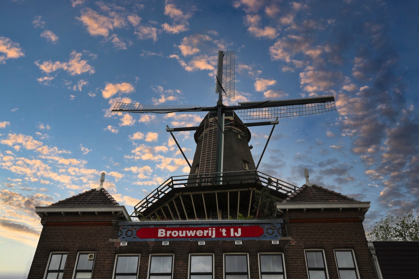 De iconische windmolen naast Brouwerij 't IJ in Amsterdam