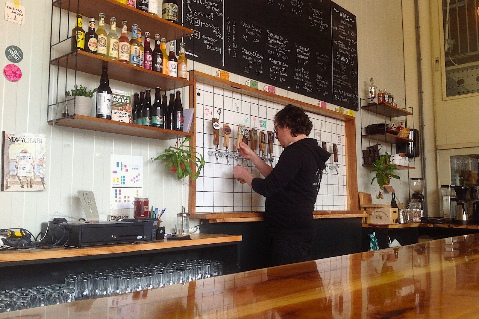 Gijs van Wiechen aan de tap bij Brewpub De Kromme Haring in Utrecht