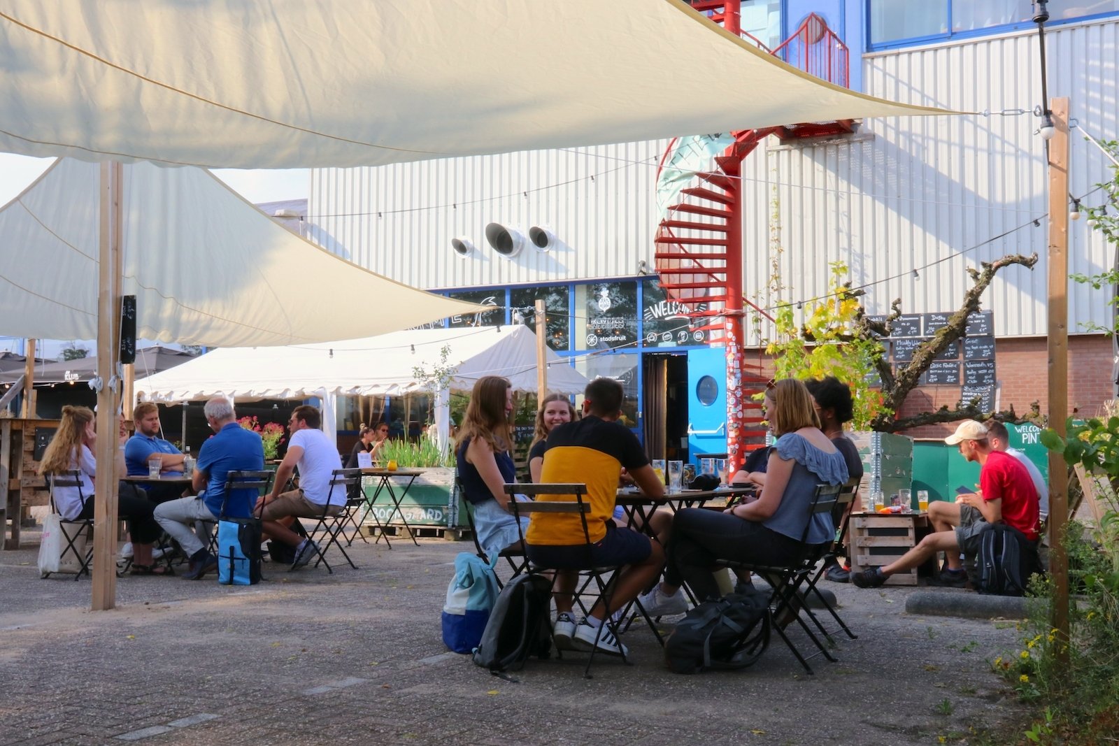 Pintenhof, het terras van Brewpub De Kromme Haring in Utrecht