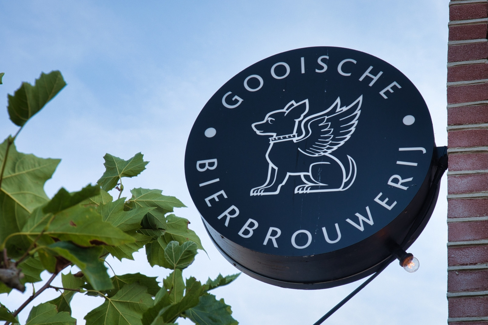 Uithangbord Gooische Bierbrouwerij aan de gevel van Foodhall Mout in Hilversum