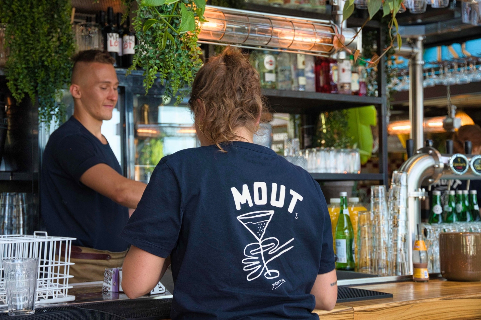 Vers Gooisch bier van tap bij Foodhall Mout in Hilversum.