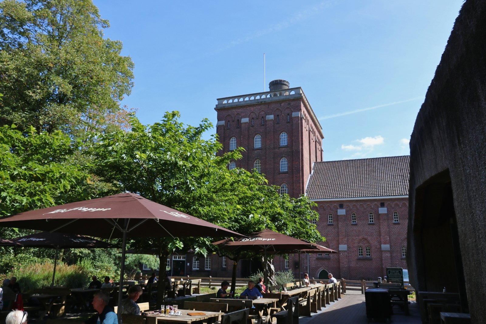 Terras van proeflokaal La Trappe Trappist met de mouttoren in de achtergrond