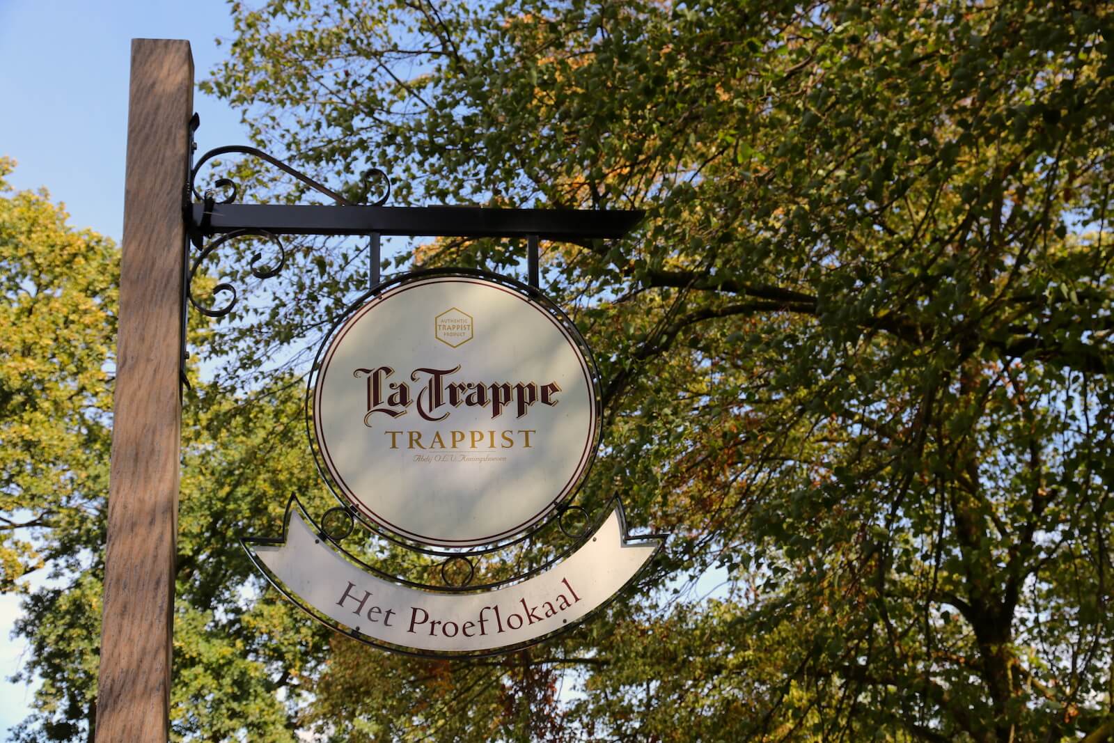 Uithangbord brouwerij & proeflokaal La Trappe