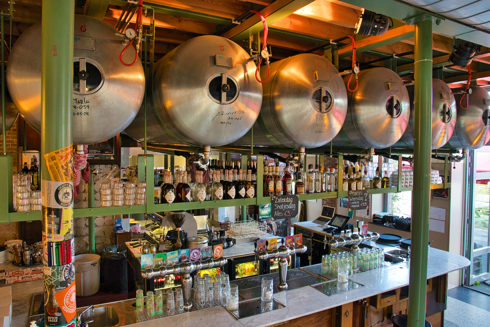 Bier tanks boven de bar bij Poesiat & Kater voor opslag en tappen van vers bier