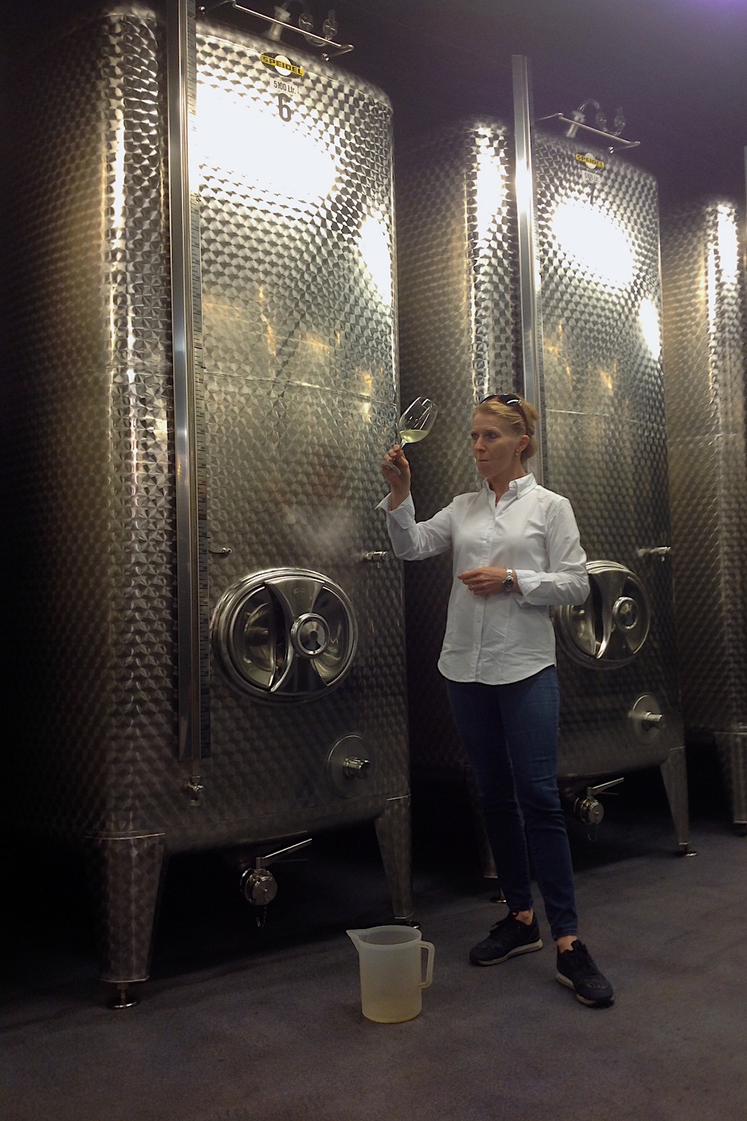 Belgische wijnmaker Joyce Kékkö-van Rennes in de wijnkelder van Wijnkasteel Genoels-Elderen
