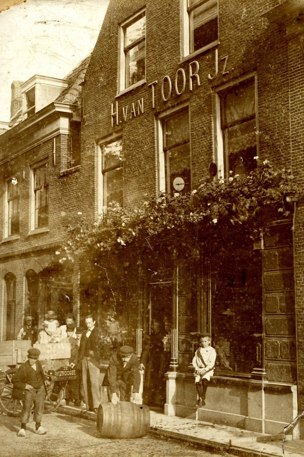 Historische foto Distilleerderij Van Toor in Vlaardingen