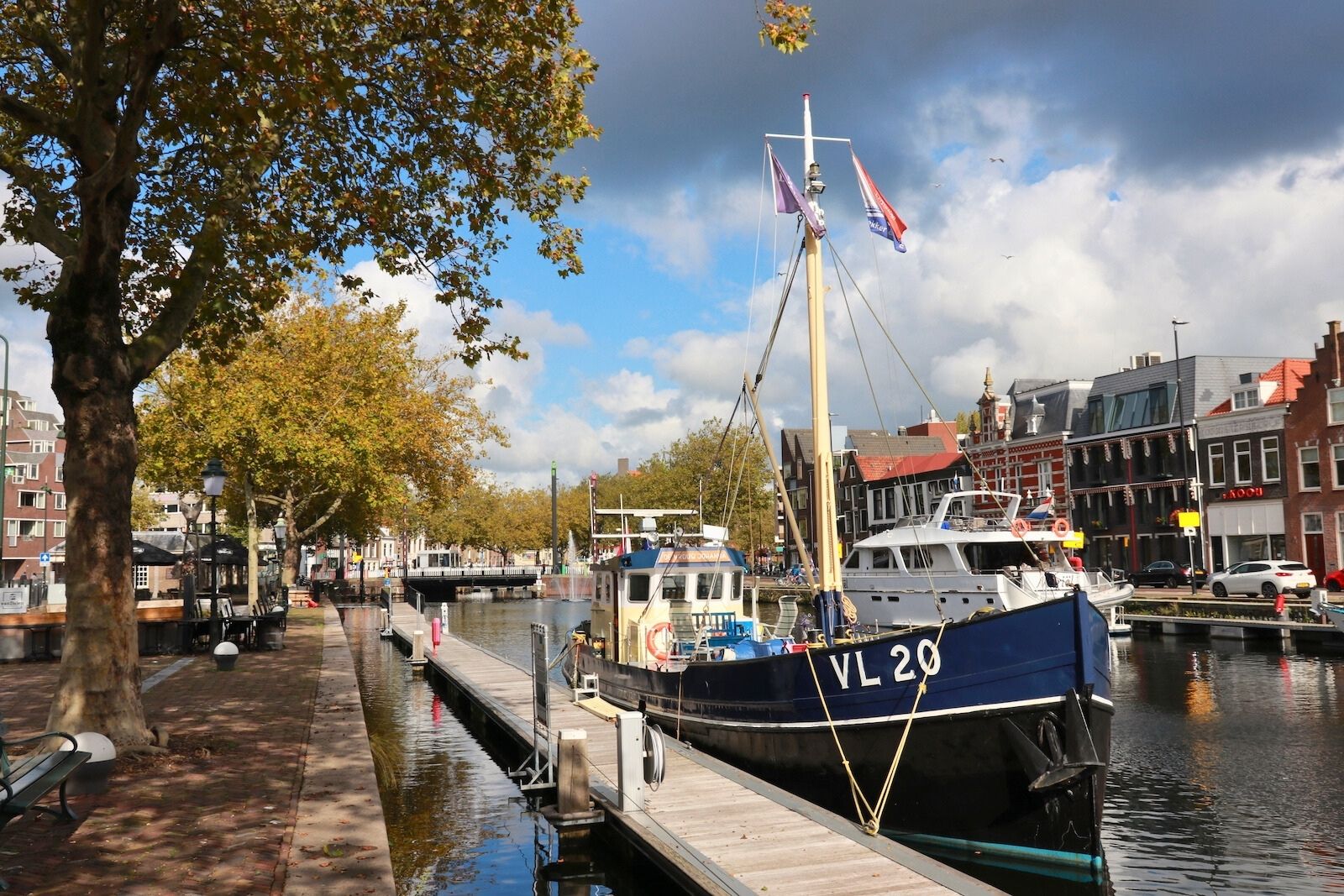 Oude vissersboot in de haven van Vlaardingen