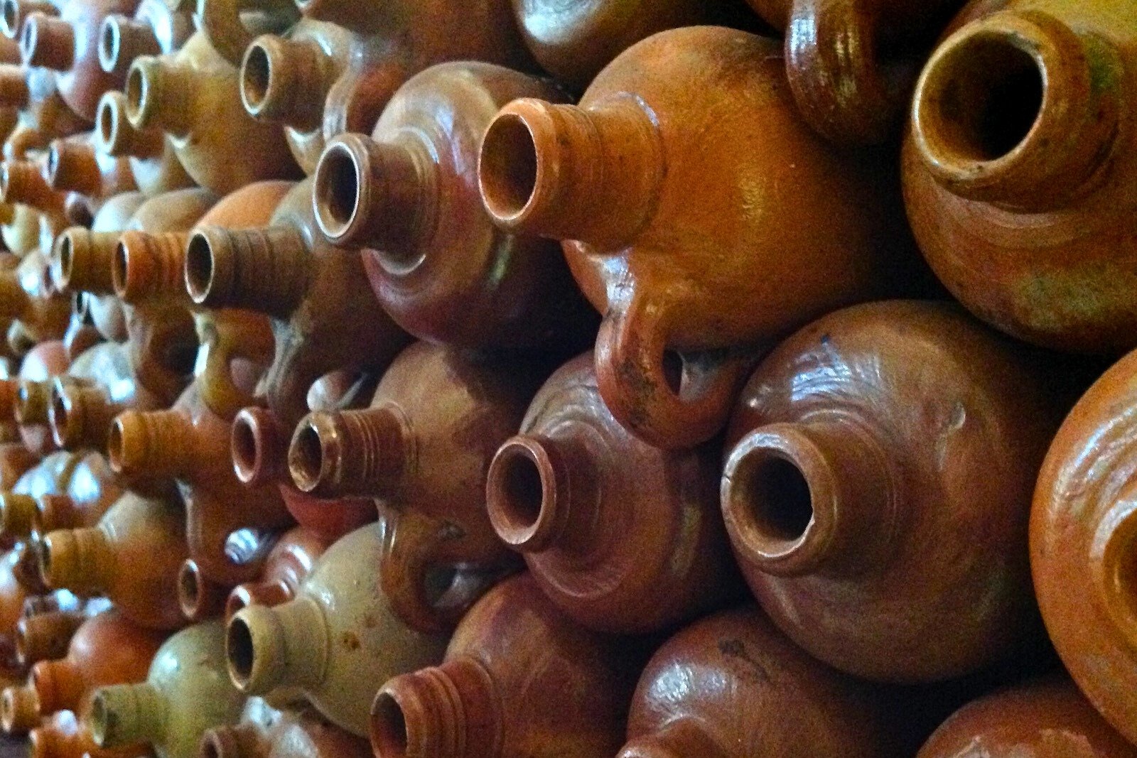 Traditional ceramic jenever bottles in Hoofdvaartkerk distillery