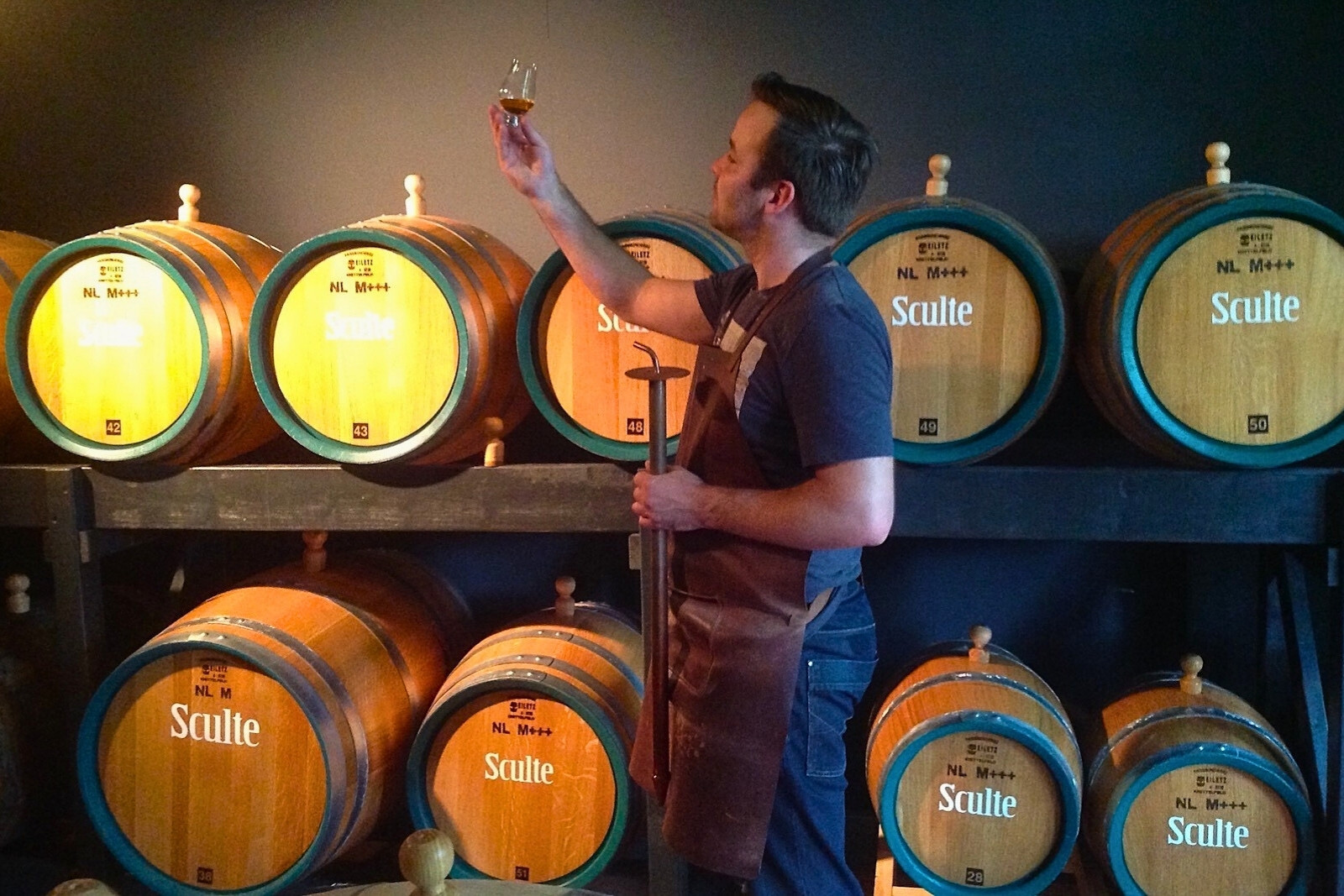 Roy Kroeze in de barrelroom van Stokerij Sculte