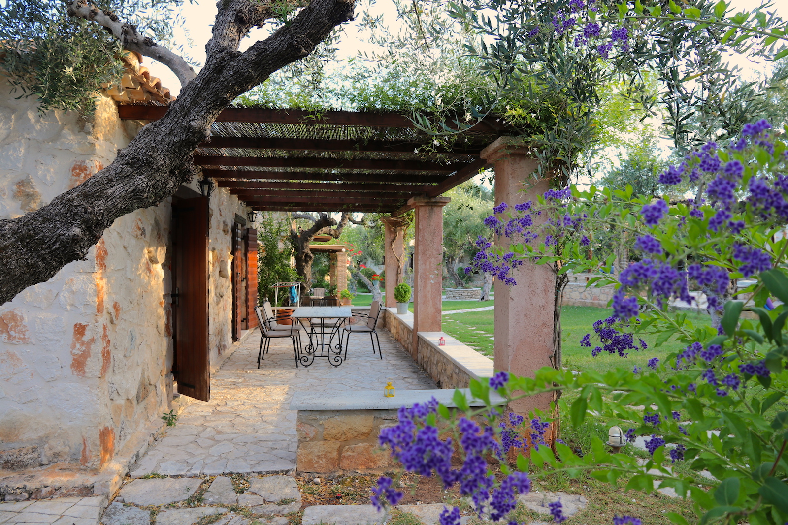 Onze bungalow met terras bij Paliokaliva Appartments and Villas, Zakynthos