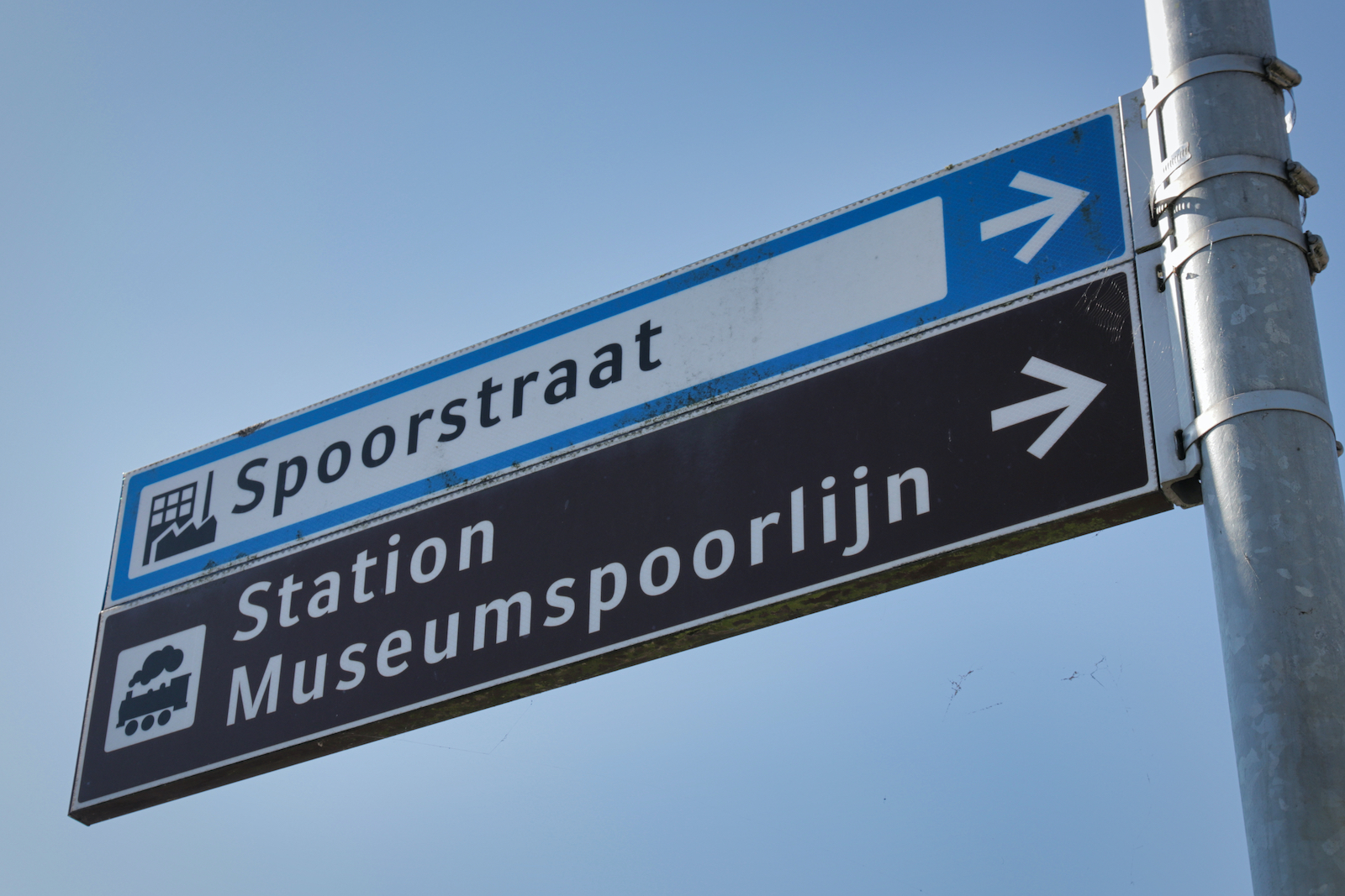 Wegwijzerbord richting Station Museumspoorlijn Wognum-Nibbixwoud