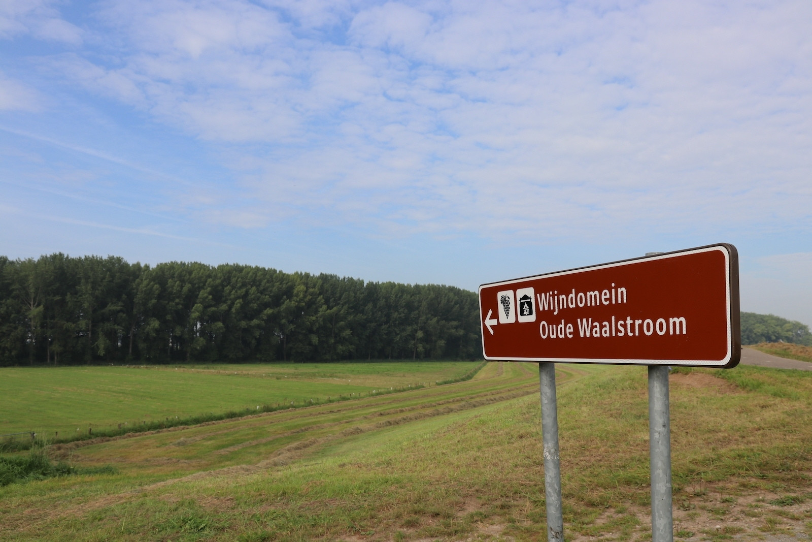 Wegwijzer naar Wijndomein Oude Waalstroom in Hurwenen