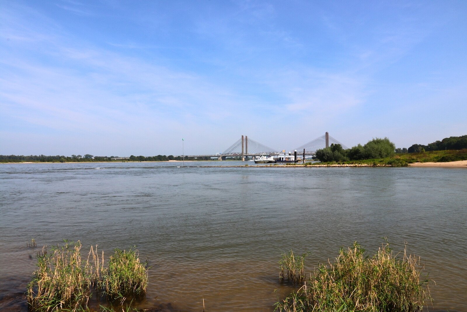 De rivier De Waal met de Martinus Nijhoffbrug bij Zaltbommel