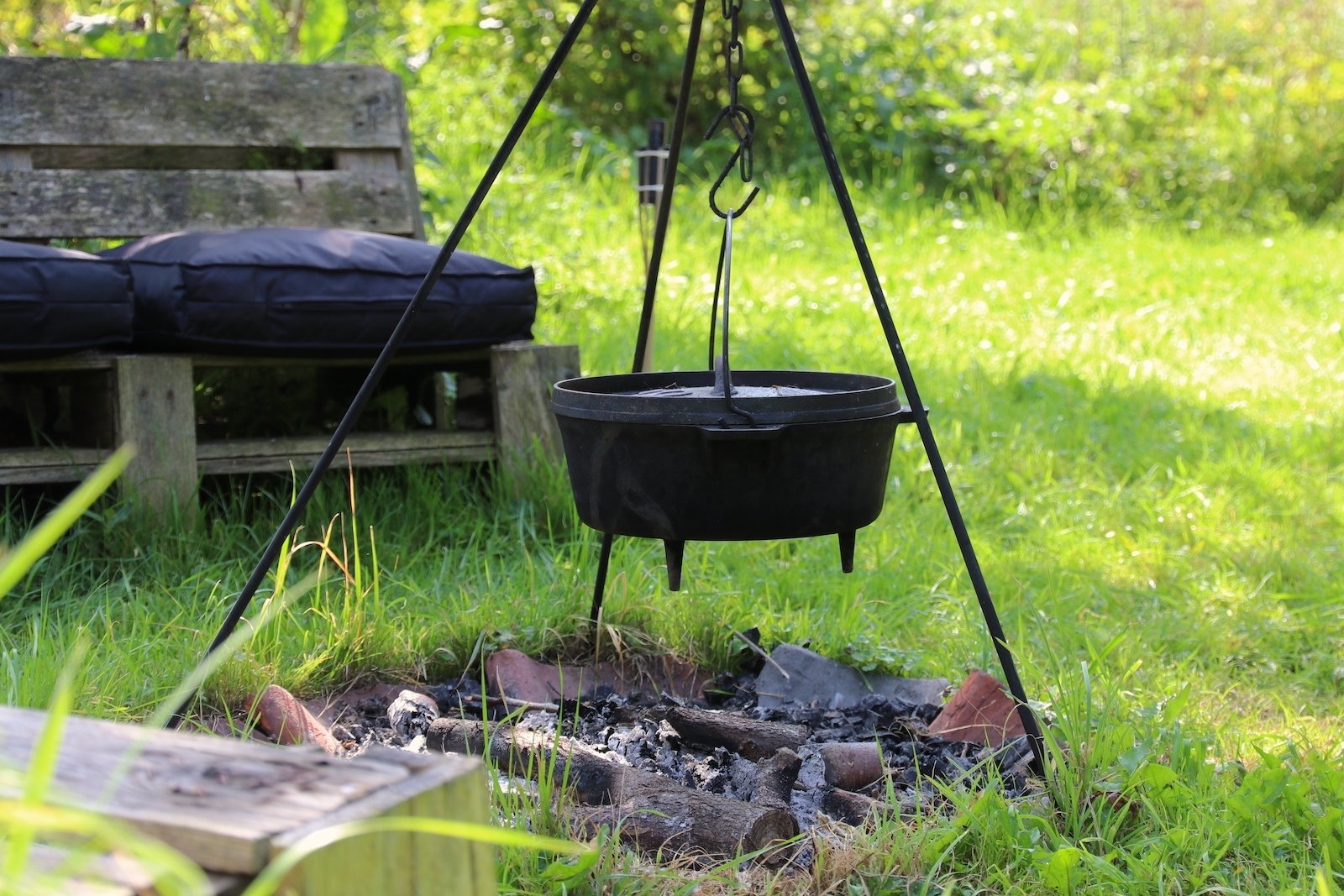 'Dutch oven' cooking pot at winery Oude Waalstroom