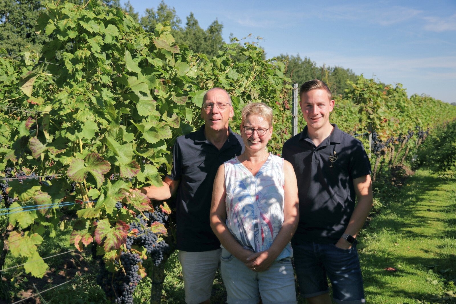 John en Wilma Huisman en hun zoon Bas bij Wijngoed De Reestlandhoeve