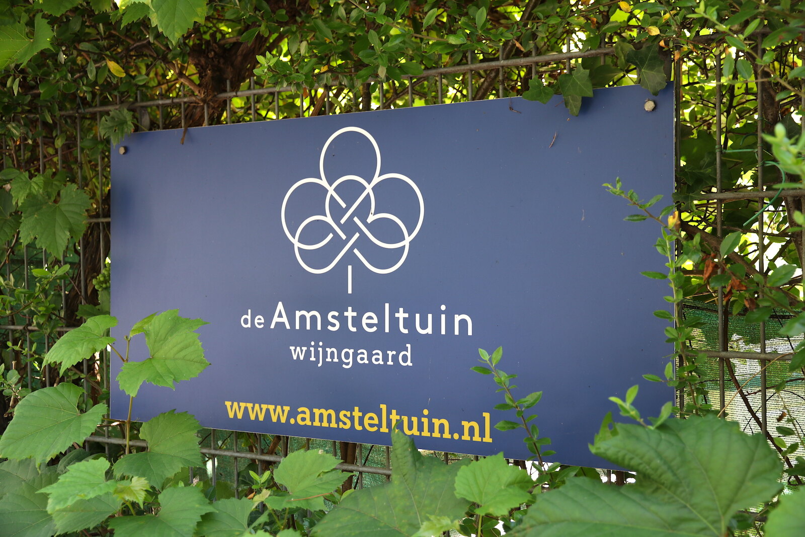 Entrance sign Wijngaard De Amsteltuin