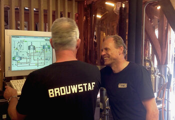 Siebe Kamer (to the right), co-owner of Brouwerij Maallust