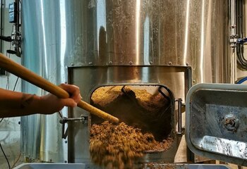 Verwijderen van de bostel na het brouwen bij Kaapse Brouwers in Rotterdam