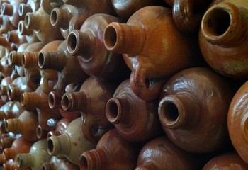 Traditionele aardewerken jeneverkruiken bij distilleerderij Hoofdvaartkerk