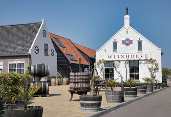 Wijnhoeve De Kleine Schorre, winery in the village of Dreischor